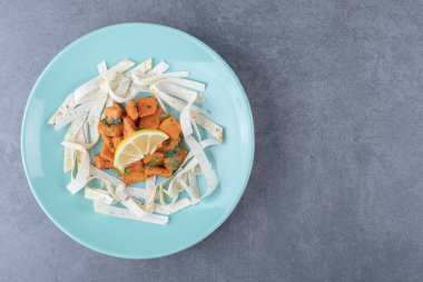 Lavaş dilimleri ve fırınlanmış havuç tabakta, mermer arka planda. Yüksek kalite fotoğraf