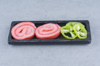 Siyah ahşap tahtada kızartılmış mataralar. Yüksek kalite fotoğraf