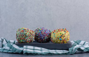 Siyah tabağa serpiştirilmiş renkli pralinler. Yüksek kalite fotoğraf