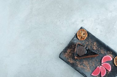 Portakal dilimli pasta ve siyah tabakta marmelat. Yüksek kalite fotoğraf