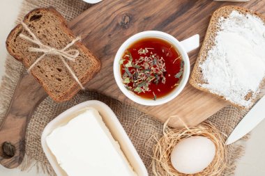 Tahta kesme tahtası, tost ve çuval bezinde çay. Yüksek kalite fotoğraf