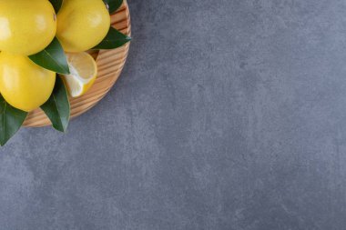 Tahta tabakta duran limon yığınının fotoğrafını çek. Yüksek kalite fotoğraf