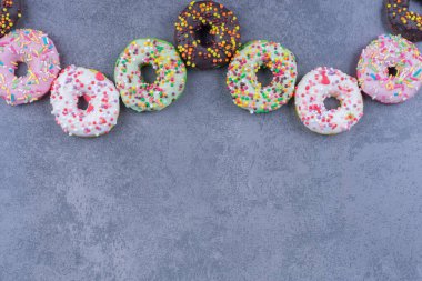 Gri arka planda renkli taze çörekler. Yüksek kalite fotoğraf