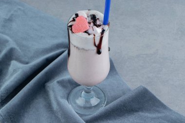 Havluda, mermer zeminde nefis kakaolu milkshake. Yüksek kalite fotoğraf