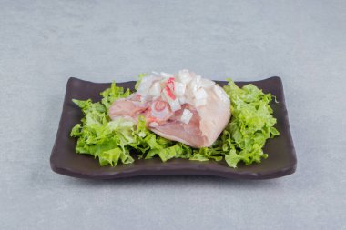 Yeşiller ve mermer arka planda çiğ et. Yüksek kalite fotoğraf