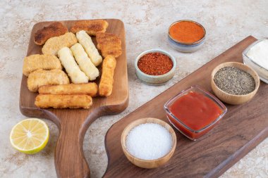 Tavuk nugget, peynir çubuğu ve kızarmış sosis çeşitleri, farklı soslar ve baharatlar. Yüksek kalite fotoğraf