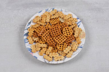 Taş zeminde çeşitli tuzlanmış kraker tabakları. Yüksek kalite fotoğraf