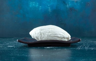 Kara tahtada ev yapımı beyaz peynir. Yüksek kalite fotoğraf