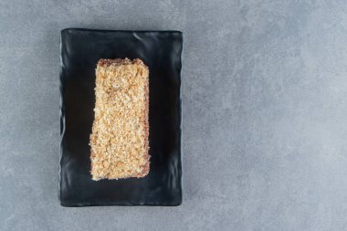 Karanlık bir tahtada nefis bir Napolyon pastası. Yüksek kalite fotoğraf