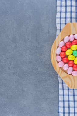 Havlunun üzerinde, mermer zeminde lezzetli diş etleri var. Yüksek kalite fotoğraf