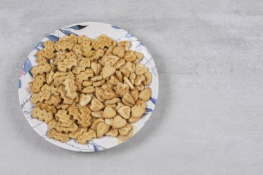 Renkli tabakta tuzlu kraker yığını. Yüksek kalite fotoğraf