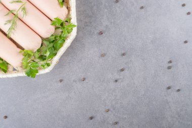 Maydanozlu haşlanmış sosis tabağı. Yüksek kalite fotoğraf