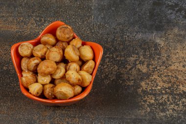 Yıldız şeklindeki krakerlerde tuzlu krakerler. Yüksek kalite fotoğraf