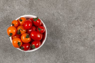 Olgun ve olgunlaşmamış domatesler mermer arka planda. Yüksek kalite fotoğraf
