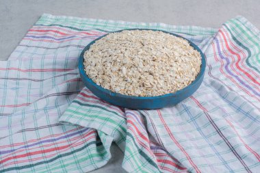 Mermer arka planda havluyla büyük bir tepsiye doldurulmuş tanecikler yığını. Yüksek kalite fotoğraf