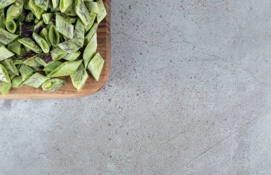 Tahtada pişmemiş taze bezelyeler. Yüksek kalite fotoğraf