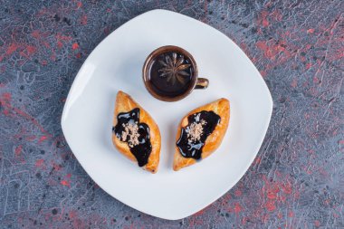 İyi sabahlar. İki sıcak kurabiye ve sıcak çikolata. Yüksek kalite fotoğraf
