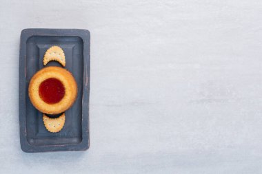 Krakerler ve mermer zemin üzerinde jöle kaplı bir pasta. Yüksek kalite fotoğraf