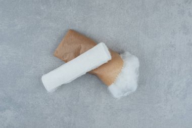 Gri arka planda tıbbi pamuk. Yüksek kalite fotoğraf