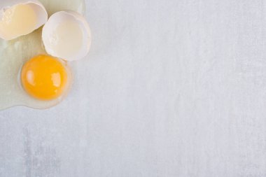 Tek yumurta mermer arka planda kırılmış. Yüksek kalite fotoğraf