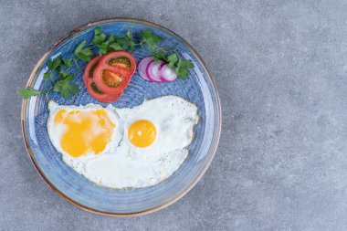 Bir tabak yumurta ve dilimlenmiş sebze. Yüksek kalite fotoğraf