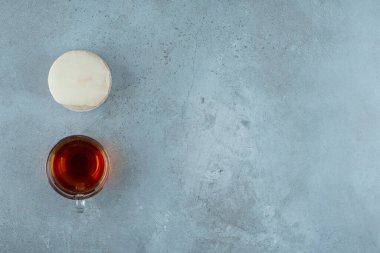 Küçük beyaz çikolatalı pasta ve mermer arka planda bir fincan çay. Yüksek kalite fotoğraf