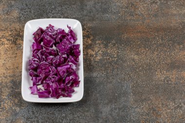 Kasede dilimlenmiş kırmızı lahana, mermer arka planda. Yüksek kalite fotoğraf