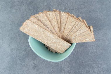 Bir kase dolusu çıtır ekmek graham. Yüksek kalite fotoğraf