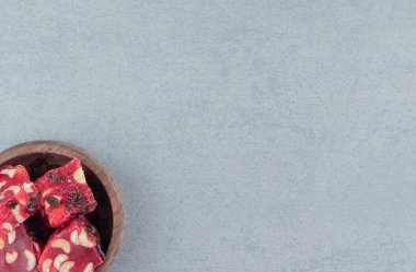 Mermer arka planda bir kasede lezzetli Türk lezzetleri. Yüksek kalite fotoğraf