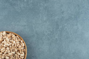 Mermer zemin üzerinde pullar olan küçük dokuma sepeti. Yüksek kalite fotoğraf