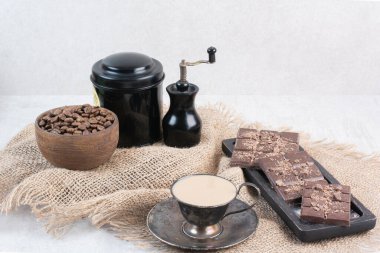 Kahve, çikolata ve çuval bezelyeli kahve. Yüksek kalite fotoğraf