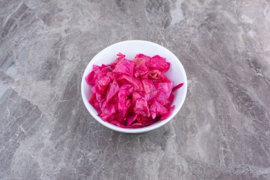 Beyaz kasede kırmızı lahana turşusu. Yüksek kalite fotoğraf