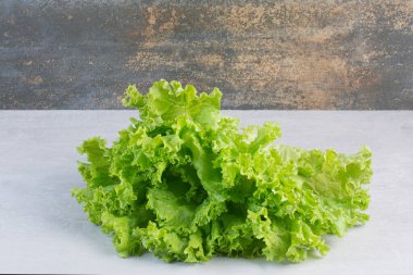 Mermer zemin üzerinde taze yeşil marul. Yüksek kalite fotoğraf