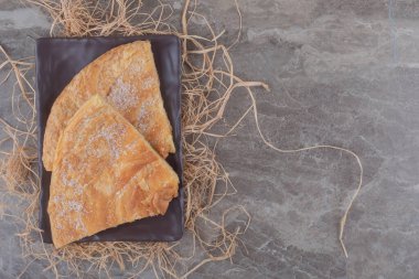 Mermer zemin üzerinde saman yığını üzerinde tepside lapa lapa lapa. Yüksek kalite fotoğraf