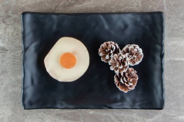 Marmelatlı kurabiye ve siyah tabakta kozalak. Yüksek kalite fotoğraf