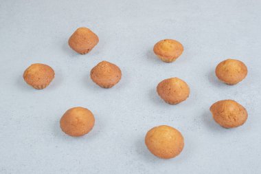 Beyaz arka planda tatlı taze kekler. Yüksek kalite fotoğraf