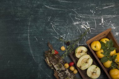 Tahta nesneler üzerindeki taze meyveler izole edilmiş mermer arka plan