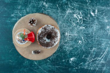 Çam kozalaklı ve Noel oyuncaklı çikolatalı çörek. Yüksek kalite fotoğraf