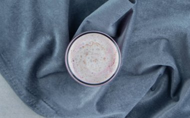 Havlunun üstünde çilekli milkshake var. Yüksek kalite fotoğraf