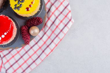 Karanlık tahtada Noel süsleriyle çeşitli pastalar. Yüksek kalite fotoğraf