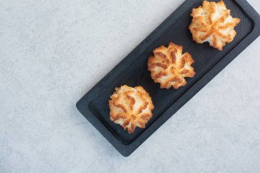 Siyah tabakta üç yuvarlak taze lezzetli kurabiye. Yüksek kalite fotoğraf