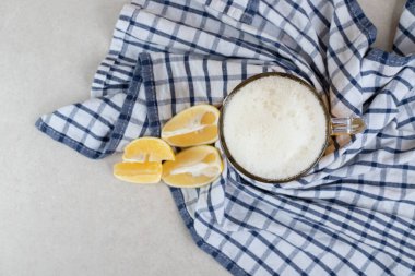 Masa örtüsünde limon dilimleri olan bir bardak bira. Yüksek kalite fotoğraf