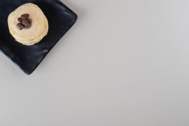 Mermer arka planda tepside kahve çekirdekli kek. Yüksek kalite fotoğraf