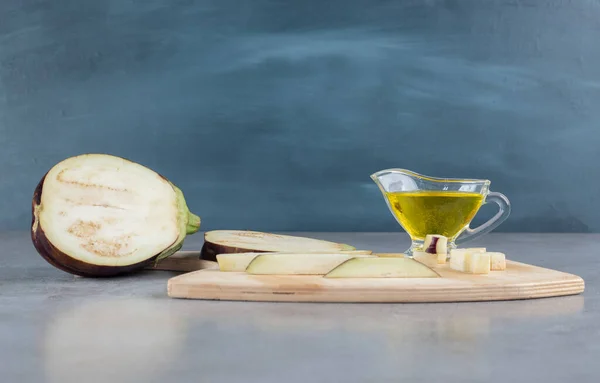 Hortalizas Frescas Rodajas Con Aceite Sobre Fondo Gris Foto Alta — Foto de Stock