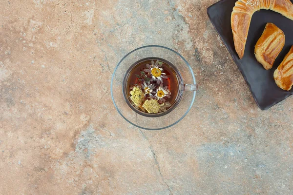 Sabroso Manzanilla Con Galletas Sobre Fondo Mármol Foto Alta Calidad — Foto de Stock