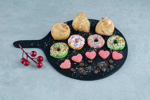 Diverse Zoetigheden Een Dienblad Marmeren Ondergrond Hoge Kwaliteit Foto — Stockfoto