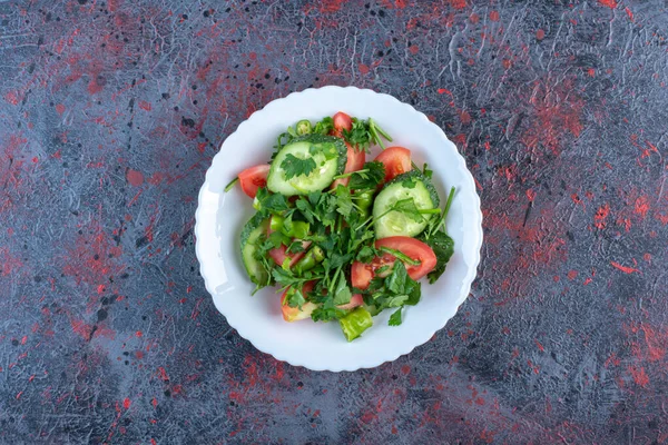 Shepherd Salat Blandet Med Persille Blader Mørk Bakgrunn Bilde Høy – stockfoto