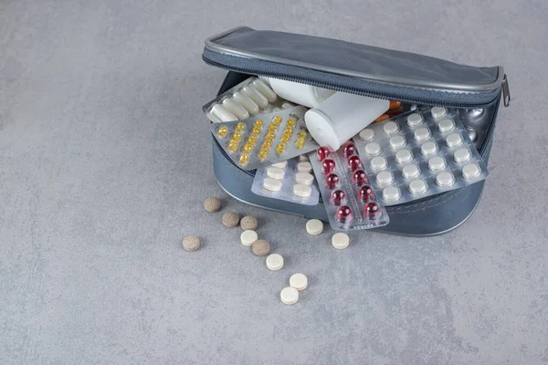 Pequeño Bolso Con Pastillas Medicinales Sobre Fondo Gris Foto Alta — Foto de Stock