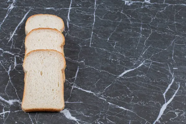 灰色の背景に新鮮なパンのスライスのスタック 高品質の写真 — ストック写真