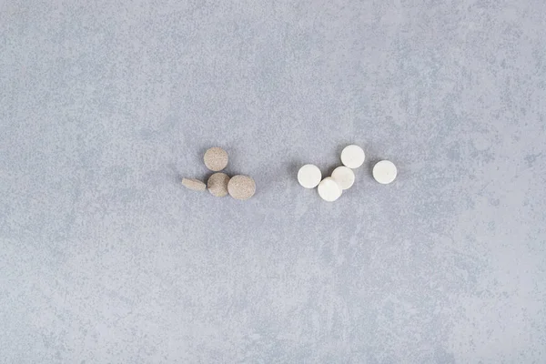 Montón Medicamentos Comprimidos Marrones Cápsulas Blancas Sobre Fondo Gris Foto — Foto de Stock